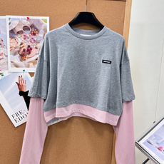 🆕MIUMIU 字母假两件拼色长款短袖T恤 拿捏甜酷少女风的假两件设计上衣,糅合灰调休闲质感与粉调柔美元素,复刻品牌标志 🆕MIUMIU 字母假两件拼色长款短袖T恤 拿捏甜酷少女风的假两件设计上衣,糅合灰调休闲质感与粉调柔美元素,复刻品牌标志