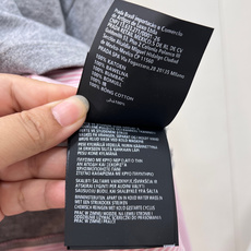 🆕MIUMIU 字母假两件拼色长款短袖T恤 拿捏甜酷少女风的假两件设计上衣,糅合灰调休闲质感与粉调柔美元素,复刻品牌标志 🆕MIUMIU 字母假两件拼色长款短袖T恤 拿捏甜酷少女风的假两件设计上衣,糅合灰调休闲质感与粉调柔美元素,复刻品牌标志