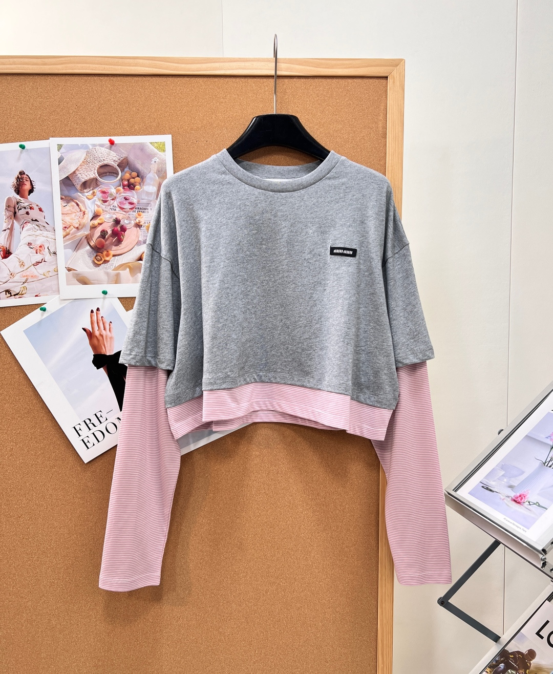 NO:956215,MIUMIU letter fake two-piece color-blocked long short-sleeved T-shirt. The fake two-piece design top has a sweet and cool girly style. It combines the casual texture of gray tones and the soft elements of pink tones. It replicates the brand's iconic sweet and spicy girly tone, and cleverly combines retro college style and street casual feeling.  The whole piece adopts a layered fake two-piece cut. The upper layer has dropped shoulders and short sleeves. It is made of floral gray cotton fabric. The fabric has a delicate variegated texture and is soft and breathable. The loose dropped shoulder cut can modify the arm fat and weaken the bloated shoulder line. The chest is embellished with a mini black woven label letter logo, which is small and exquisite, and the brand logo is engraved in a low-key manner, which will not destroy the overall simple atmosphere.  The inner layer is spliced with long sleeves of pink and white pinstripes, with rich layers of fine horizontal lines. The soft and waxy nude pink tone neutralizes the calmness of gray, visually creating a layering effect and eliminating the worry of matching. The hem is short and the waistline is neatly raised to easily create a 37-point body proportion, showing off the slender waist and abdomen, giving it a vigorous hot girl atmosphere. The short version raises the waistline, easily creating superior body proportions. The mini letter woven label on the chest hides the brand details and texture  Soft and skin-friendly knitted fabric, the upper body is lazy and playful. The miumiu girly style can be salty or sweet, and it has a sense of atmosphere when worn with any bottom. The short design raises the waistline. Pair it with high-waisted jeans or skirts to easily get a lazy and playful style. The brand logo on the chest is highly recognizable. It is suitable for commuting, shopping, and traveling. It is practical and fashionable!  All three standards are complete, and the goods will be shipped in large quantities!  Size sml code,,miumiu,skirts,jeans,T-shirt,tees,t-shirt,19860909MIUMIU 字母假两件拼色长款短袖T恤 拿捏甜酷少女风的假两件设计上衣,糅合灰调休闲质感与粉调柔美元素,复刻品牌标志性甜辣少女调性,将复古学院风和街头休闲感巧妙融合. 整体采用分层式假两件剪裁,上层落肩短袖版型,甄选花灰色棉质面料,面料自带细腻杂色肌理,触感绵软透气,宽松落肩剪裁能够修饰手臂赘肉,弱化肩线臃肿感.胸口点缀迷你黑色织唛字母Logo,小巧精致,低调镌刻品牌标识,不会破坏整体简约氛围感 内层拼接粉白细条纹长袖,细密横向纹路层次丰富,柔糯的裸粉调中和灰色的沉稳,视觉上打造叠穿穿搭效果,省去搭配烦恼.下摆做短款截裁,利落拉高腰线,轻松打造三七分身材比例,展露纤细腰腹,自带元气辣妹氛围 短款版型抬高腰线,轻松打造优越身材比例 胸口迷你字母织唛,暗藏品牌细节质感 软糯亲肤针织面料,上身慵懒又俏皮 可盐可甜的miumiu少女风,随便搭下装都自带氛围感 短款设计拉高腰线,搭配高腰牛仔裤或裙装,轻松get慵懒俏皮风,胸前品牌标识,辨识度up,通勤、逛街、出游都很适合,实用又时髦！三标齐全,大货出！ 尺码sml 编码,,miumiu,skirts,jeans,T-shirt,tees，t-shirt,,Women's clothing