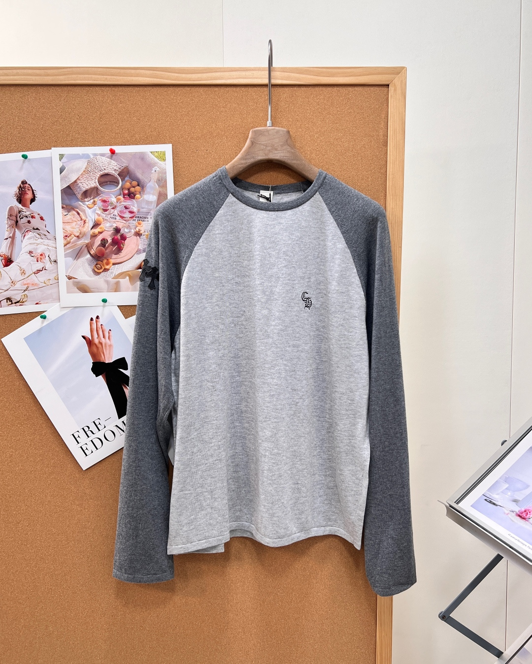 NO:956249,Chrome hearts Chrome hearts gray patch raglan long-sleeved T-shirt 26 new style raglan long-sleeved long sleeves, original 1:1 developed and reproduced, fashionable people's private collection of basic inner wear!  The light heather gray body is paired with dark charcoal gray raglan sleeves. The low-saturated gray contrasting color is high-end but not exaggerated, making it completely unattractive for daily wear. The silk-cotton blended fabric is selected, which is smooth and waxy to the touch, breathable and skin-friendly without being sweaty. It is light but not see-through. It is suitable for sun protection in spring and summer, single wear in early autumn, and inner wear in winter. It is not easy to pill and deform after long-term washing.  The details perfectly restore the original craftsmanship, including the small embroidery of Gothic fonts on the chest, the three-dimensional cross embroidery on the side of the sleeves, and the stitching is dense and not easy to fall off. It is low-key and hides the brand recognition, so you can spot it at a glance. The classic loose raglan style weakens the shoulder width and makes the oversize bag fuller. Wear it alone with overalls and denim shorts, which is an American street style; layered with leather jackets and denim jackets, the layers are straight and full, and it is versatile. Complete with three labels, great deal!  Size sml code,versace,chrome hearts,chrome hearts,shorts,jackets & coats,tees,t-shirt,leather jacket,19860909Chrome hearts克罗心灰拼插肩长袖T恤26新款插肩撞色长袖,原版1:1开发复刻,潮人私藏基础内搭！浅麻灰衣身搭配深炭灰插肩袖,低饱和灰调撞色高级不浮夸,日常穿搭完全不挑人. 甄选丝绵混纺面料,触感顺滑软糯,透气亲肤不闷汗,轻薄但不透,春夏防晒、早秋单穿、冬季内搭三重适配,久洗不易起球变形. 细节完美还原原版工艺胸口哥特字体小刺绣,袖子侧边立体十字架刺绣,针脚密实不易脱线,低调暗藏品牌辨识度,懂货一眼看中. 经典宽松插肩版型,弱化肩宽,Oversize松弛感拉满.单穿搭配工装裤、牛仔短裤是美式街头风；叠穿皮衣、牛仔外套层次感直接拉满,百搭不出错.三标齐全,大货出！ 尺码sml 编码,,versace,chrome hearts,chrome hearts,shorts,jackets & coats,tees，t-shirt,leather jacket,,Women's clothing