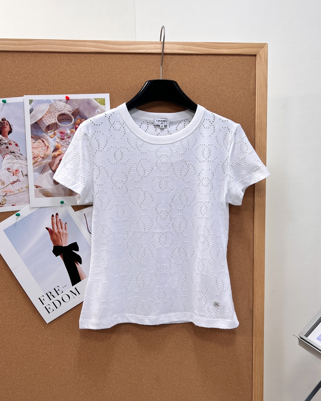 NO:956241,CHANEL Xiaoxiang full-print hollow jacquard short-sleeved 26 spring and summer just-in-demand Xiaoxiang basic T-shirt is now in stock!  The whole piece is made of double-C hollow jacquard with dark patterns, low-key, delicate and not exaggerated. The texture is transparent and delicate under the sun, with a hazy and gentle atmosphere, which is suitable for the daily wear of celebrities. The breathable and soft knitted fabric is selected, which is light and breathable without being stuffy. It is refreshing to wear alone in spring and summer. It is suitable for air-conditioned rooms, commuting and going out, and the delicate texture is not easy to deform.  The simple round neck ribbed edge fits the neck without being tight; the mini metal double C mark on the side of the hem is the finishing detail, which is simple and restrained to enhance the light and luxurious texture. The slightly waisted fit is tailored to softly modify the waist line, not tight or bloated, and is friendly to small people and pear-shaped figures. Pure white is clean and versatile, and it brings French elegance when paired with skirts, jeans, and suits. It is great for commuting, dating, and vacation photos. It has three labels and is a great product!  Size sml code,,chanel,skirts,jeans,T-shirt,tees,t-shirt,business suit,19860909CHANEL小香满印镂空提花短袖26春夏刚需小香基础T恤现货上新！整件满幅暗纹双C镂空提花,低调精致不浮夸,阳光下肌理通透细腻,自带朦胧温柔氛围感,妥妥名媛日常内搭天花板. 精选透气柔感针织面料,轻薄透气不闷肤,春夏单穿清爽,空调房、通勤外出都适配,细腻肌理不易变形. 简约正圆领罗纹包边,贴合脖颈不紧绷；下摆侧边迷你金属双C小标作为点睛细节,简约克制提升轻奢质感. 微收腰合身剪裁,柔和修饰腰身线条,不紧绷不臃肿,小个子、梨形身材都友好.纯白色干净百搭,搭配半裙、牛仔裤、西装都自带法式优雅,通勤约会、度假拍照都很出彩,三标齐全,大货出！ 尺码sml 编码,,chanel,skirts,jeans,T-shirt,tees，t-shirt,business suit,,Women's clothing