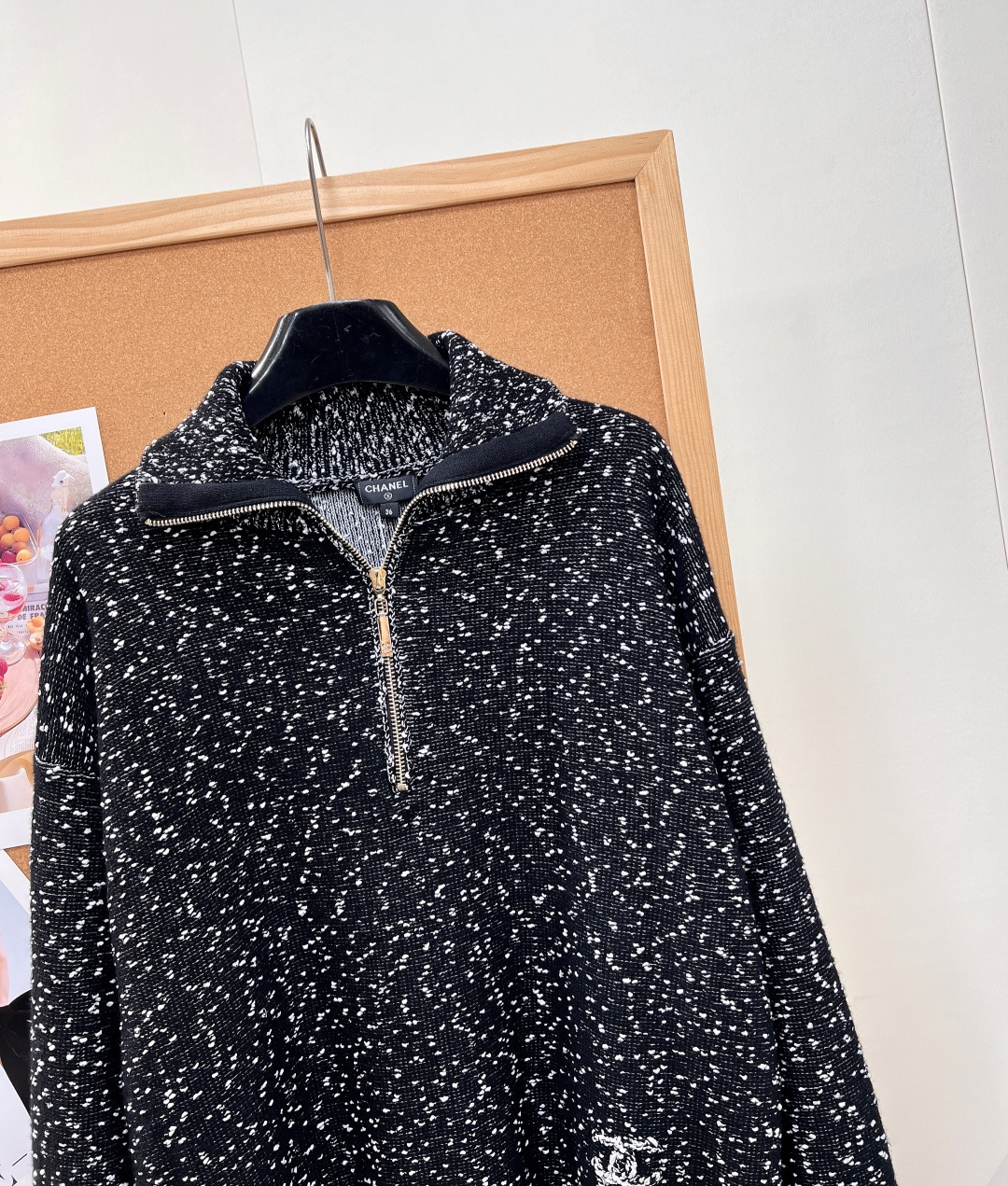 🆕Chanel26秋冬杂点半拉链毛衣🖤🤍秋冬重磅上新小香杂色针织毛衣!黑白混纺杂点肌理像散落细碎星光,自带低调贵气,随手 🆕Chanel26秋冬杂点半拉链毛衣🖤🤍秋冬重磅上新小香杂色针织毛衣!黑白混纺杂点肌理像散落细碎星光,自带低调贵气,随手