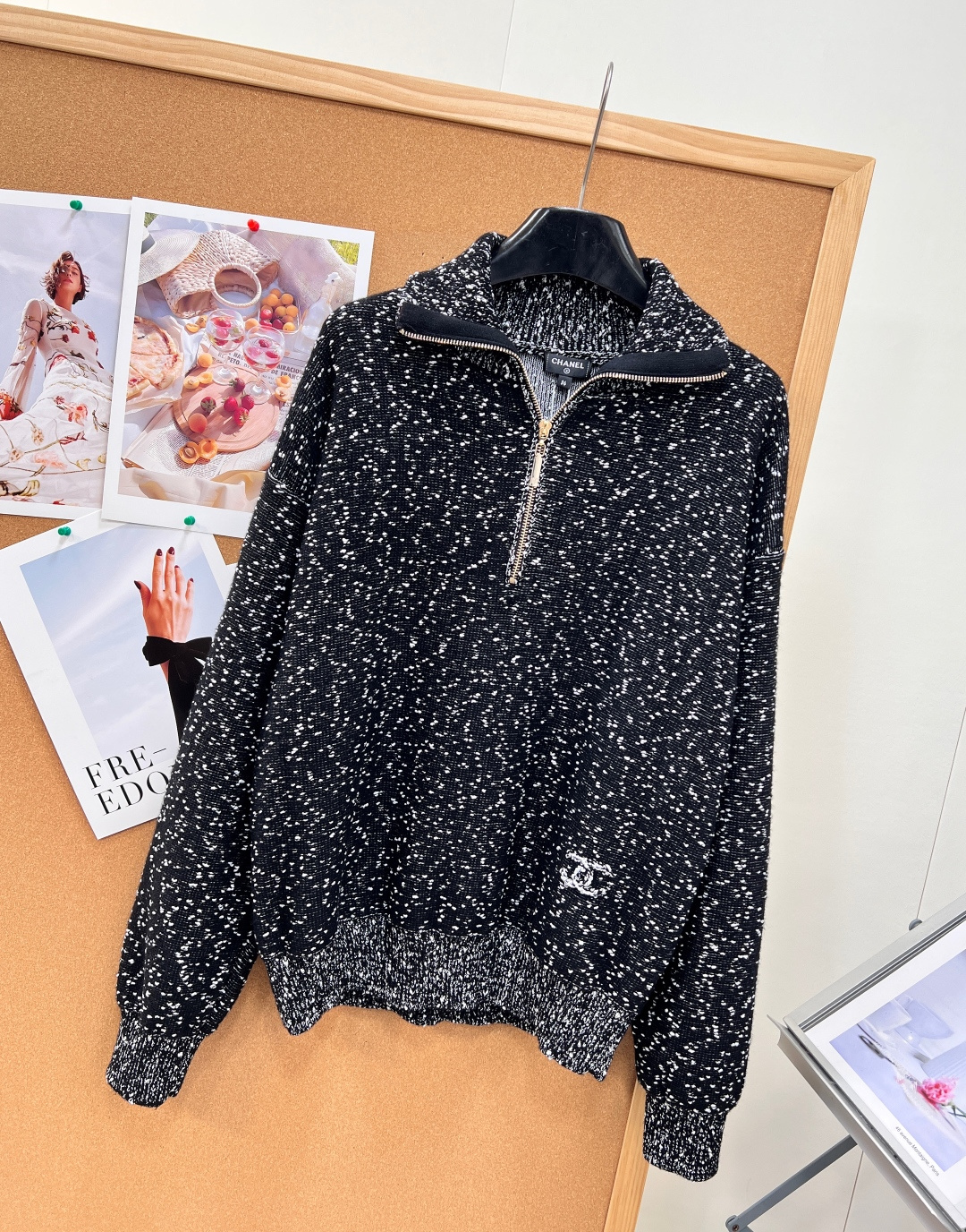 🆕Chanel26秋冬杂点半拉链毛衣🖤🤍秋冬重磅上新小香杂色针织毛衣!黑白混纺杂点肌理像散落细碎星光,自带低调贵气,随手 🆕Chanel26秋冬杂点半拉链毛衣🖤🤍秋冬重磅上新小香杂色针织毛衣!黑白混纺杂点肌理像散落细碎星光,自带低调贵气,随手