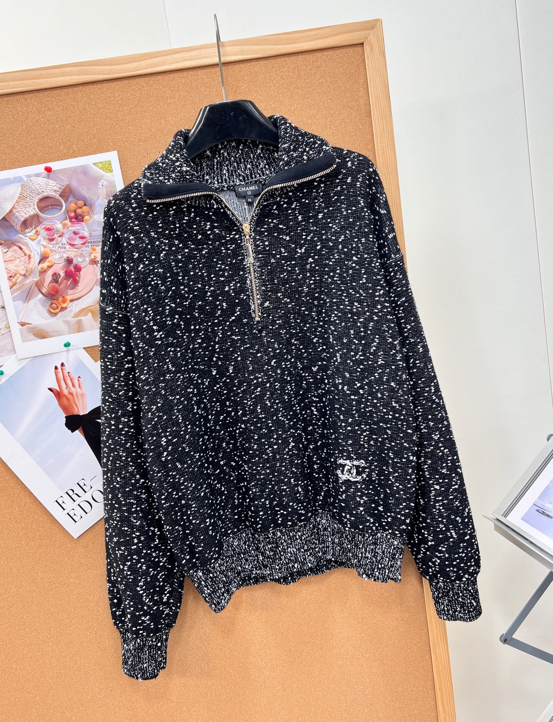 🆕Chanel26秋冬杂点半拉链毛衣🖤🤍秋冬重磅上新小香杂色针织毛衣!黑白混纺杂点肌理像散落细碎星光,自带低调贵气,随手 🆕Chanel26秋冬杂点半拉链毛衣🖤🤍秋冬重磅上新小香杂色针织毛衣!黑白混纺杂点肌理像散落细碎星光,自带低调贵气,随手