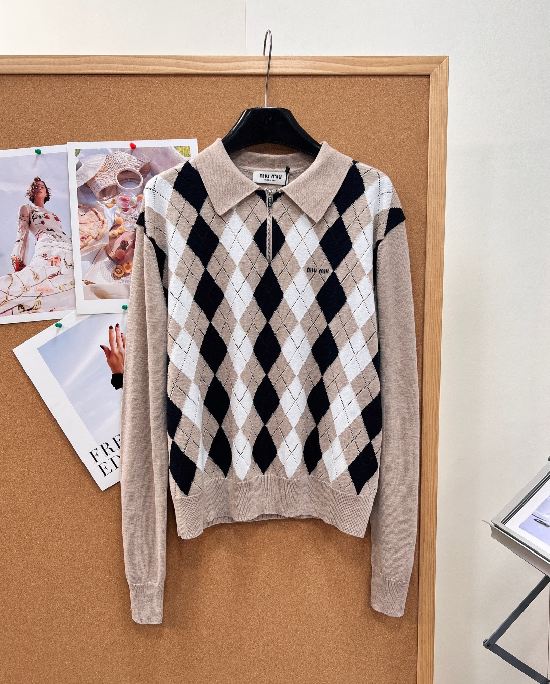 NO:956212,Miu26 early autumn rhombus half-zip Polo sweater with preppy style is new!  The classic khaki + navy blue + white three-color rhombus contrasting colors, the hollow rhombus jacquard comes with a retro filter, and is a perfect match for wealthy British women. It is made of fine cashmere knitted fabric, which is soft, waxy and light on the hand, does not stick to the skin at all, and has full breathability. It is suitable for wearing alone in early autumn or with a coat in late autumn.  Simple lapel Polo style, the collar is equipped with a half-open metal zipper, and the elasticity of the collar can be adjusted freely; the body is low-key embroidered with the miu letter logo, and the details are exquisite and restrained, unobtrusive but highly recognizable. The sleeves and hem are spliced with solid color khaki to weaken the complex feeling of rhombus; the loose and slightly dropped shoulders are cut to hide the flesh and make the waistline slimmer, and can be easily managed by a small person. The short length of the dress increases the waistline and optimizes the proportions.  Paired with pleated skirts, straight jeans, and suits, they all have a gentle college atmosphere. They are great for commuting, dating, and taking photos when traveling. They are retro and age-reducing, and you can easily achieve the girlish temperament of Miu style!  All three standards are complete, and the goods will be shipped in large quantities!  Size sml code,,miumiu,skirts,jeans,business suit,19860909Miu26早秋菱格半拉链Polo针织衫学院风针织上新！经典卡其+藏青+白三色菱格撞色,镂空菱格提花自带复古滤镜,妥妥英伦富家女穿搭标配. 甄选细腻羊绒针织面料,上手软糯轻盈,贴肤完全不扎,透气度拉满,早秋单穿、深秋内搭大衣都适配. 简约翻领Polo版型,领口搭配半开金属拉链,可自由调节领口松紧；衣身低调刺绣miu字母标识,细节精致克制,不张扬却辨识度拉满. 袖身与下摆纯色卡其拼接,弱化菱格繁杂感；宽松微落肩剪裁,藏肉显瘦,小个子也能轻松驾驭,短款衣长拉高腰线优化比例. 搭配百褶裙、直筒牛仔裤、西装都自带温柔学院氛围感,通勤、约会、出游拍照都很出片,复古减龄,轻松拿捏miu系少女气质！三标齐全,大货出！ 尺码sml 编码,,miumiu,skirts,jeans,business suit,,Women's clothing
