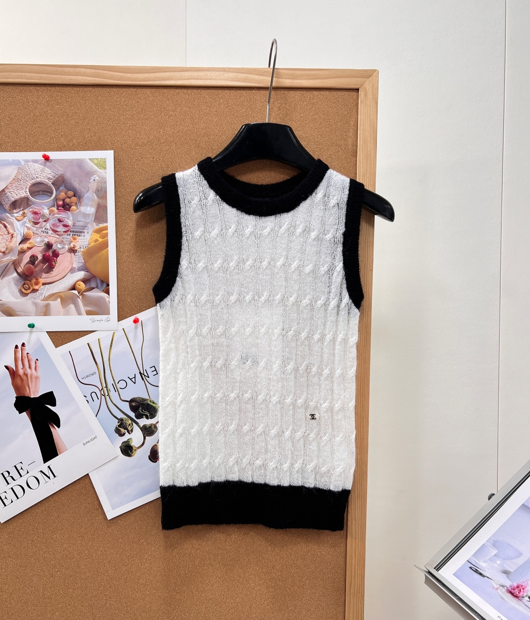 NO:957395,Chanel's new contrasting round-neck knitted vest, with black and white contrasting edges and three-dimensional twist twist texture, has a gentle French retro feel and is a must-have item for old-money style daily wear. Made of transparent and thin cable knitting yarn, the texture is three-dimensional and clear, breathable and not stuffy. It is suitable for wearing alone in early autumn and with a shirt/long-sleeved base layer in autumn and winter. It is soft and waxy, skin-friendly and does not irritate the skin.  The classic black and white contrasting design features a black round neck with hemming, sleeveless shoulders and ribbed hem. It forms a soft contrast with the off-white cable-knitted body, which is simple and layered. The mini metal double C logo on the side of the body is a low-key accent and full of details.  The fit is slightly short, just enough to raise the waistline and modify the waist and abdomen lines. It is friendly to small people and pear-shaped figures. Wear it alone with a skirt, it is gentle and elegant, and it can be worn with a shirt, suit, or coat to double the layering. It is suitable for commuting, dating, and traveling. It is a versatile layering item!  All three standards are complete, and the goods will be shipped in large quantities!  Size sml code,,chanel,skirts,shirts,business suit,19860909Chanel新款撞色圆领针织背心,黑白撞色包边搭配立体麻花绞花纹理,温柔法式复古感拉满,老钱风日常穿搭必备单品. 通透轻薄绞花针织纱线,肌理感立体清晰,透气不闷,初秋单穿、秋冬内搭衬衫/长袖打底都适配,软糯亲肤不扎肤. 经典黑白撞色设计黑色圆领包边、无袖肩边、下摆罗纹收口,和米白绞花衣身形成柔和对比,简约又有层次；衣身侧边迷你金属双C小标低调点睛,细节拉满. 合身微短款版型,刚好拉高腰线,修饰腰腹线条,小个子、梨形身材友好.单穿搭配半裙温柔显贵,内搭衬衫、西装、大衣层次感直接翻倍,通勤、约会、出游都适配,万能百搭叠穿单品！三标齐全,大货出！ 尺码sml 编码,,chanel,skirts,shirts,business suit,,Women's clothing