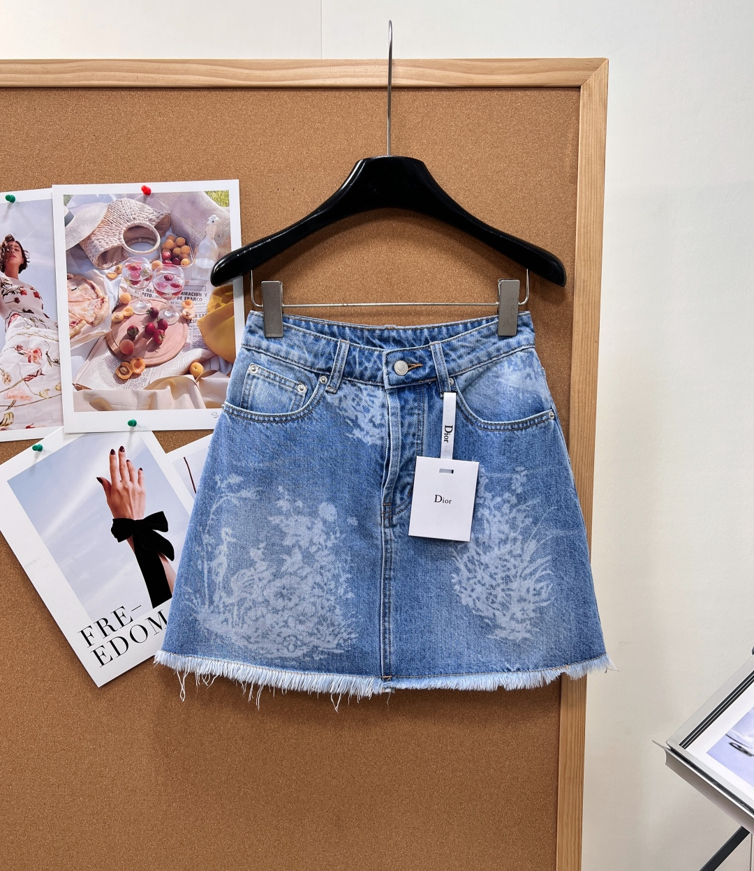 NO:957390,Dior falling flower print denim skirt 26 spring and summer DIOR limited falling petal denim skirt is so exciting for girls!  The washed light blue denim base is dyed with a light white floral print, which looks like petals scattered in the wind. It is gentle and elegant, and wears French romance on the body. The high-count soft denim fabric is selected, and the old washed process weakens the stiffness of the denim. The upper body is soft and does not rub the legs. It is breathable and skin-friendly. It is completely unrestricted for daily wear in spring and summer.  The classic high-waisted A-line skirt has a high waistline, cleverly modifying the hip width and thigh flesh, making it easy for a small person to wear long legs; the hem is cut with handmade raw edges, casual and lazy, adding a sense of relaxation. The original replica of the classic five-pocket denim structure, metal buttons + topstitch sewing, full of retro workwear details, simple and not exaggerated.  It goes well with knitted short-sleeves, fragrant vests, and shirts. It comes with fresh filters for commuting, dating, and traveling to take photos. It is sweet but not greasy, unlocking a gentle retro French style. Complete with three standards, great deal!  Size sml code,,dior,skirts,shirts,T-shirt,19860909Dior落花印花牛仔半裙26春夏DIOR限定飘落花瓣牛仔短裙太戳少女心！水洗浅蓝牛仔基底晕染淡白色花卉印花,如同花瓣随风散落,温柔雅致,把法式浪漫穿在身上. 精选高支软牛仔面料,做旧水洗工艺弱化牛仔硬挺感,上身柔软不磨腿,透气亲肤,春夏日常穿完全无束缚. 经典高腰A字短裙版型,拉高腰线,巧妙修饰胯宽、大腿肉肉,小个子轻松穿出大长腿；下摆手工毛边剪裁,随性慵懒增添松弛感. 原版复刻经典五袋牛仔结构,金属纽扣+明线车缝,复古工装细节拉满,简约不浮夸. 搭配针织短袖、小香马甲、衬衫都适配,通勤、约会、出游拍照自带清新滤镜,甜而不腻,解锁温柔复古法式穿搭.三标齐全,大货出！ 尺码sml 编码,,dior,skirts,shirts,T-shirt,,Women's clothing