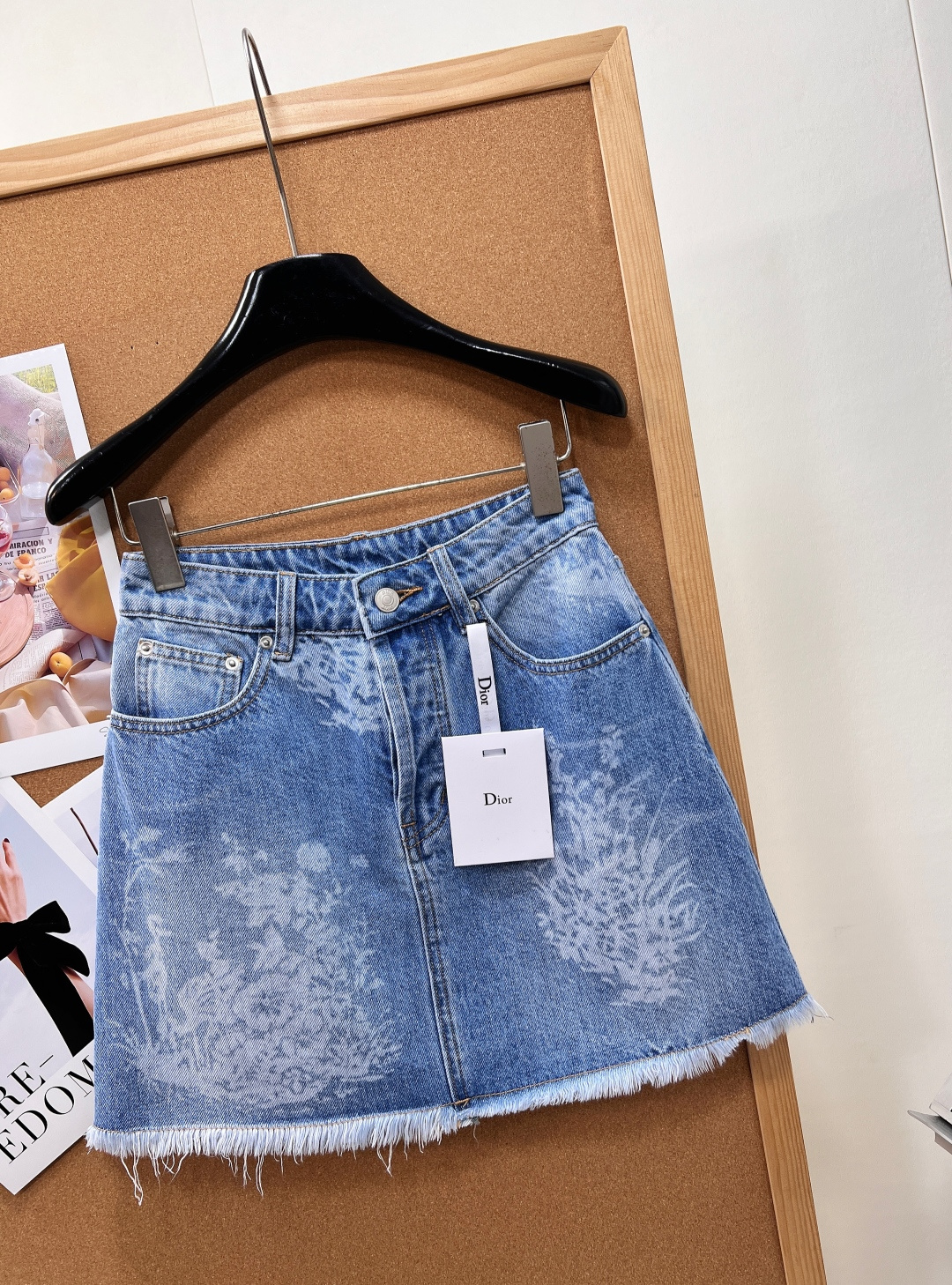 🆕Dior落花印花牛仔半裙💙26春夏DIOR限定飘落花瓣牛仔短裙太戳少女心!水洗浅蓝牛仔基底晕染淡白色花卉印花,如同花瓣 🆕Dior落花印花牛仔半裙💙26春夏DIOR限定飘落花瓣牛仔短裙太戳少女心!水洗浅蓝牛仔基底晕染淡白色花卉印花,如同花瓣