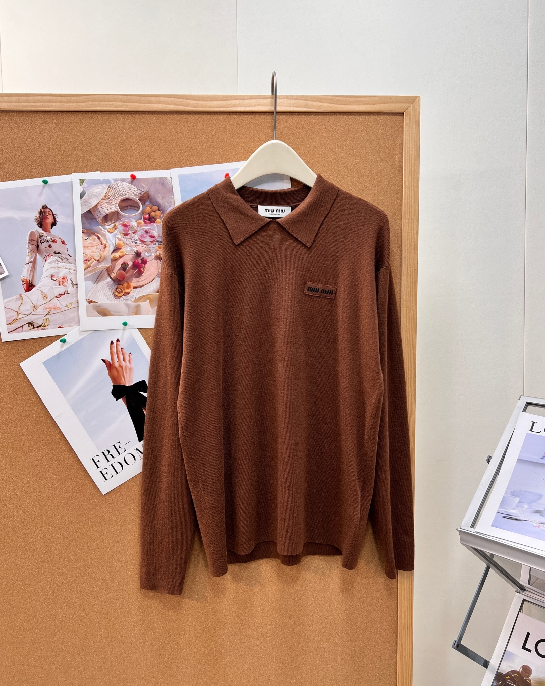 NO:957385,MiuMiu26 early autumn lapel wool knit is too gentle Maillard's natural brown color!  The atmosphere of autumn and winter is firmly captured by this miu sweater!  The low-saturated chocolate brown is a pure Maillard tone, retro and flattering to the skin tone, and the yellow leather is easy to control. The simple pointed polo lapels weaken the sharp lines and softly modify the neck; the long strip of embroidered logo on the chest is low-key and refined, not exaggerated but highly recognizable. The fine wool blended yarn is selected, soft and waxy, skin-friendly and not tied, light and breathable, suitable for wearing alone in early autumn or under a coat in winter, with a soft matte texture.  Slightly loose shoulder cut, hiding the flesh of the arms, the straight body is not tight, and full of relaxation for daily use. It is suitable for matching with skirts, suits, jeans, and straight trousers. It can be worn for commuting, dating, and campus to look like a gentle rich girl. It is a versatile basic style for autumn and winter!  All three standards are complete, and the goods will be shipped in large quantities!  Size sml code,,miumiu,skirts,jeans,business suit,19860909MiuMiu26早秋翻领羊毛针织太温柔美拉德本命棕色！秋冬氛围感被这件miu系针织衫牢牢拿捏！低饱和巧克力棕纯正美拉德色调,复古又衬肤色,黄皮轻松驾驭. 简约小尖polo翻领,弱化尖锐线条,柔和修饰脖颈；胸口长条布标刺绣logo,低调精致,不浮夸却辨识度拉满. 甄选细腻羊毛混纺纱线,软糯亲肤不扎身,轻薄透气,早秋单穿、冬季内搭大衣都合适,自带柔和哑光肌理. 微宽松落肩剪裁,藏住手臂拜拜肉,直筒衣身不紧绷,日常松弛感十足. 搭配半裙、西装、牛仔裤、直筒西裤全部适配,通勤、约会、校园都能穿出温柔富家千金质感,秋冬百搭基础款闭眼入！三标齐全,大货出！ 尺码sml 编码,,miumiu,skirts,jeans,business suit,,Women's clothing