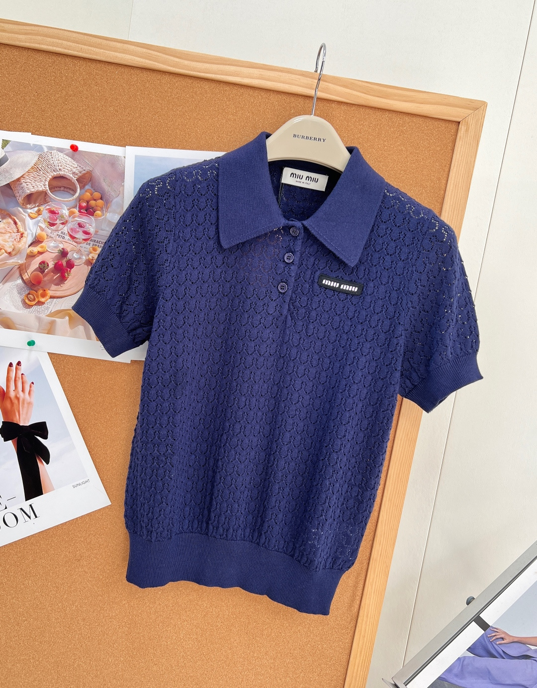 🆕MiuMiu镂空细闪提花Polo针织短袖，谁能拒绝这件自带温柔滤镜的miu系学院针织！定染高级藏青色巨衬黄皮，沉稳显白