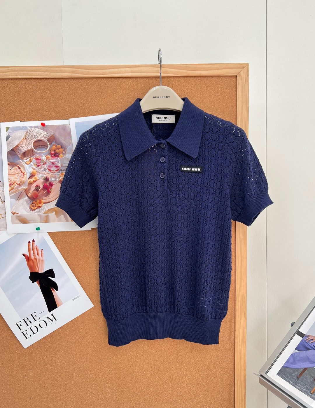 NO:957338,MiuMiu hollow fine glitter jacquard Polo knitted short sleeves, who can resist this Miu college knitted piece with its own gentle filter!  Definitely dyed high-end navy blue with huge yellow leather lining. It is calm and white without being dull, and it directly fills the atmosphere of a rich girl. The wool blended yarn is a plus, it is light and transparent with delicate and fine glitter. The whole body is covered with dark pattern hollow jacquard. The texture is soft and layered. It can be worn in summer without being sweaty. It can also be layered in early autumn and can be worn in all seasons.  The classic small Polo lapel is paired with two half-open buttons to casually modify the neck line; the small embroidered letter logo on the left chest is low-key and restrained, unobtrusive but can identify the brand style at a glance. The elastic ribbing at the hem is tightened, naturally forming a short version, quietly raising the waistline to optimize the three-seven ratio, suitable for matching with pleated skirts, suit pants, and jeans. Suitable for commuting, dating, and traveling, simple and high-end, not picky matches, a versatile knitted top is a must-have in the wardrobe!  All three standards are complete, and the goods will be shipped in large quantities!  Size sml code,,miumiu,skirts,jeans,T-shirt,business suit,19860909MiuMiu镂空细闪提花Polo针织短袖,谁能拒绝这件自带温柔滤镜的miu系学院针织！定染高级藏青色巨衬黄皮,沉稳显白不沉闷,富家少女氛围感直接拉满. 羊毛混纺纱线太加分,轻薄通透自带细腻细闪,全身满铺暗纹镂空提花,肌理柔和有层次,夏天穿透气不闷汗,初秋还能内搭叠穿,四季实穿. 经典小Polo翻领搭配半开两颗纽扣,随性修饰脖颈线条；左胸小巧刺绣字母标,低调克制,不张扬却一眼识别品牌格调. 下摆弹力罗纹收紧,自然形成短款版型,悄悄拉高腰线优化三七比例,搭配百褶裙、西装裤、牛仔裤都适配. 通勤知性、约会温柔、出游出片全能hold住,简约高级不挑搭配,衣橱必备百搭针织上衣！三标齐全,大货出！ 尺码sml 编码,,miumiu,skirts,jeans,T-shirt,business suit,,Women's clothing