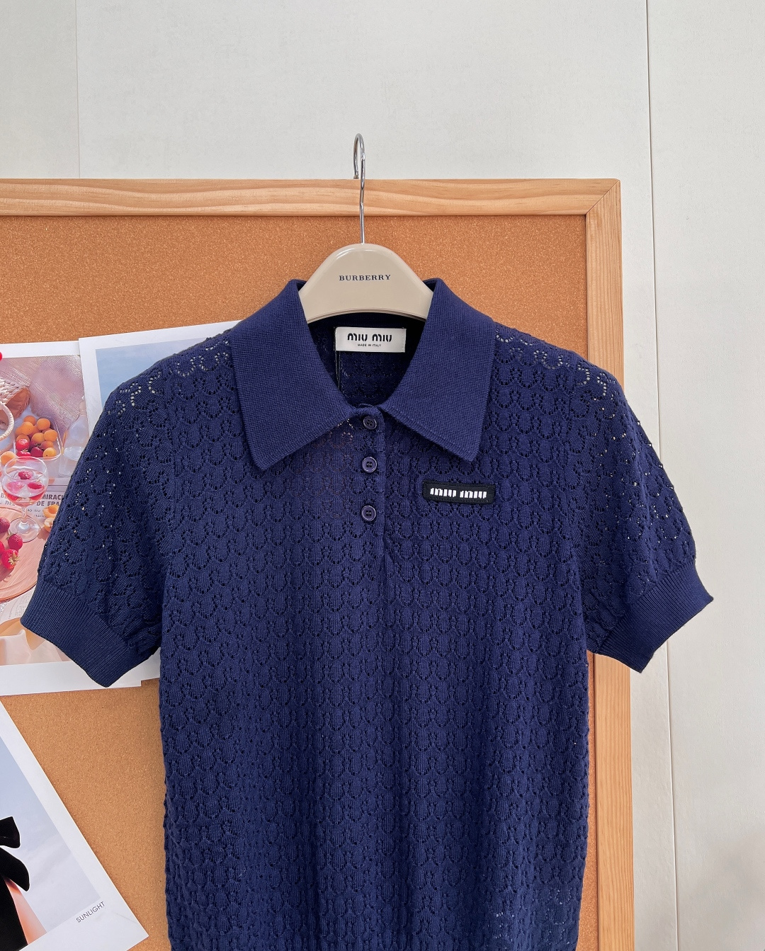 🆕MiuMiu镂空细闪提花Polo针织短袖，谁能拒绝这件自带温柔滤镜的miu系学院针织！定染高级藏青色巨衬黄皮，沉稳显白