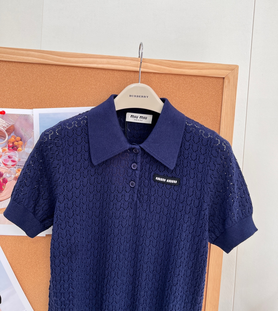 🆕MiuMiu镂空细闪提花Polo针织短袖，谁能拒绝这件自带温柔滤镜的miu系学院针织！定染高级藏青色巨衬黄皮，沉稳显白