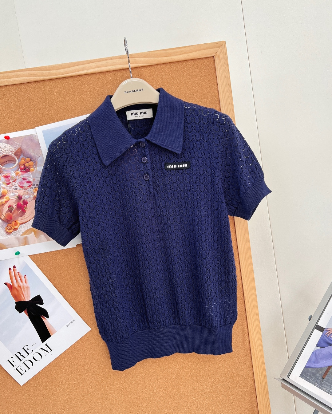 🆕MiuMiu镂空细闪提花Polo针织短袖，谁能拒绝这件自带温柔滤镜的miu系学院针织！定染高级藏青色巨衬黄皮，沉稳显白