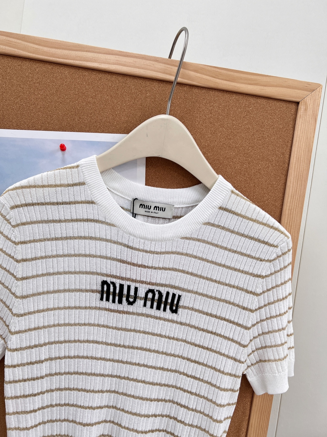 🆕MiuMiu细金丝条纹针织短袖，自带柔光细闪的金丝条纹也太温柔了！奶黄/纯白/经典黑三色全覆盖，轻松适配不同穿搭风格，