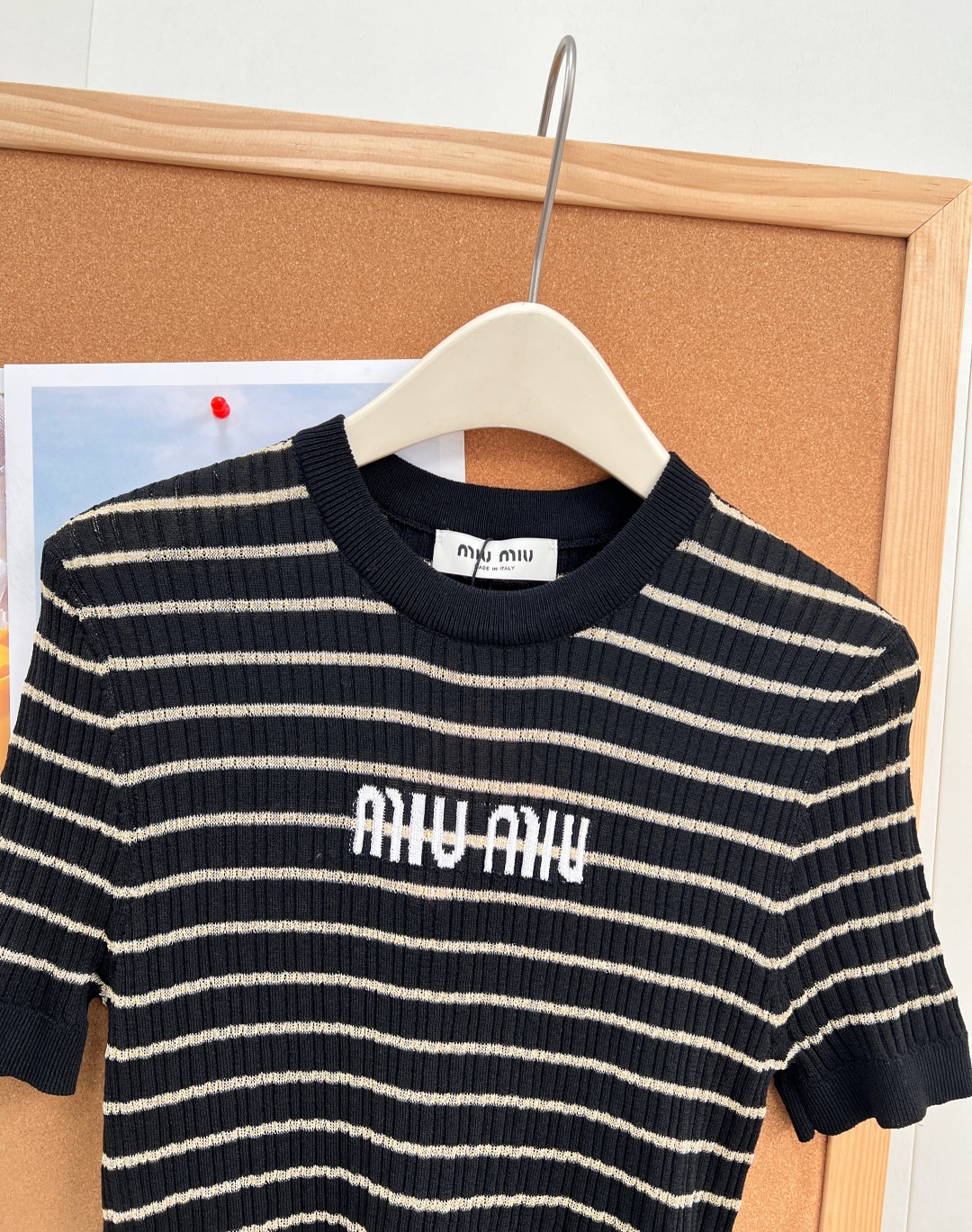 🆕MiuMiu细金丝条纹针织短袖,自带柔光细闪的金丝条纹也太温柔了!奶黄/纯白/经典黑三色全覆盖,轻松适配不同穿搭风格, 🆕MiuMiu细金丝条纹针织短袖,自带柔光细闪的金丝条纹也太温柔了!奶黄/纯白/经典黑三色全覆盖,轻松适配不同穿搭风格,