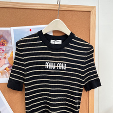 🆕MiuMiu细金丝条纹针织短袖,自带柔光细闪的金丝条纹也太温柔了!奶黄/纯白/经典黑三色全覆盖,轻松适配不同穿搭风格, 🆕MiuMiu细金丝条纹针织短袖,自带柔光细闪的金丝条纹也太温柔了!奶黄/纯白/经典黑三色全覆盖,轻松适配不同穿搭风格,