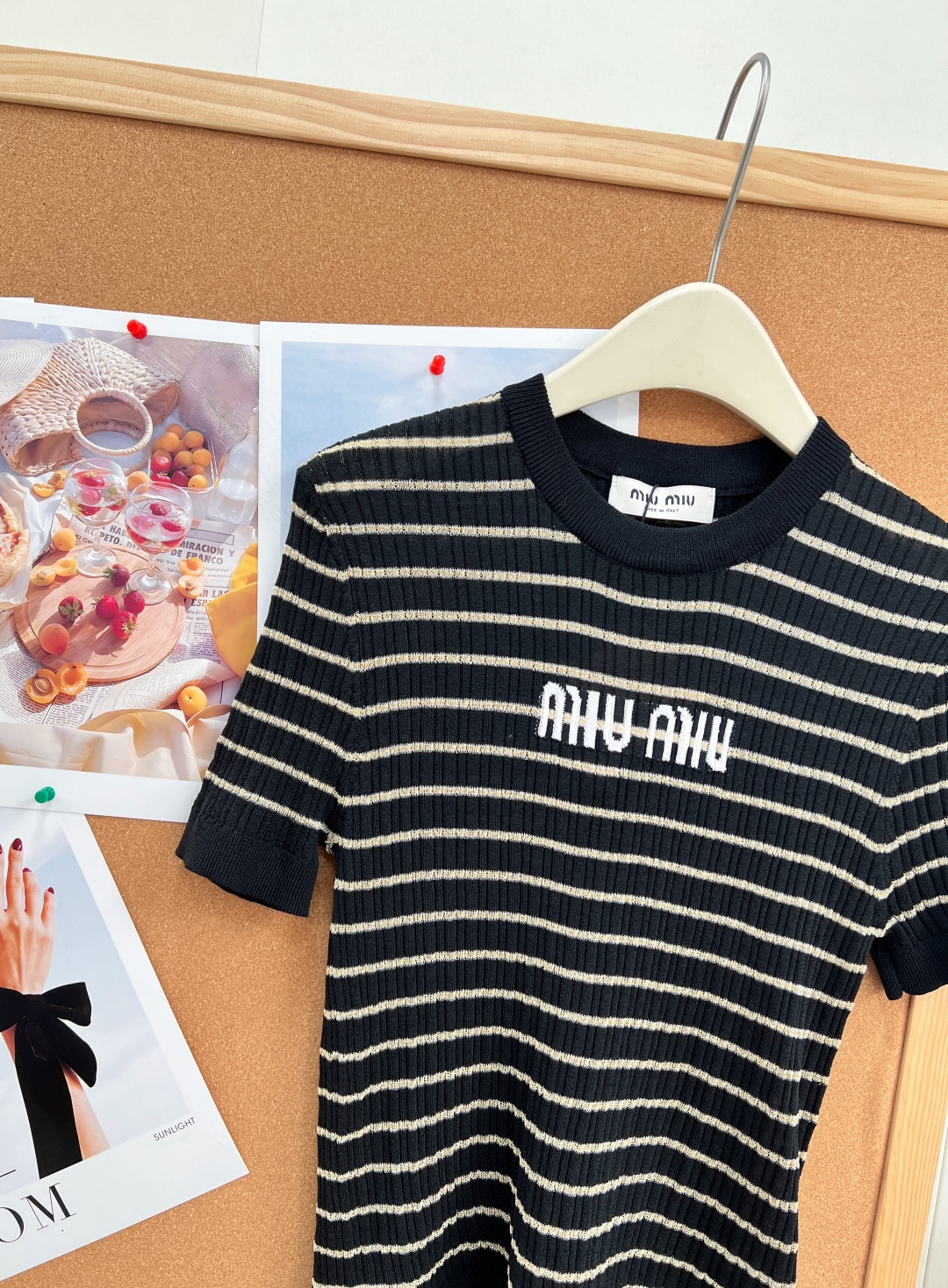 🆕MiuMiu细金丝条纹针织短袖,自带柔光细闪的金丝条纹也太温柔了!奶黄/纯白/经典黑三色全覆盖,轻松适配不同穿搭风格, 🆕MiuMiu细金丝条纹针织短袖,自带柔光细闪的金丝条纹也太温柔了!奶黄/纯白/经典黑三色全覆盖,轻松适配不同穿搭风格,
