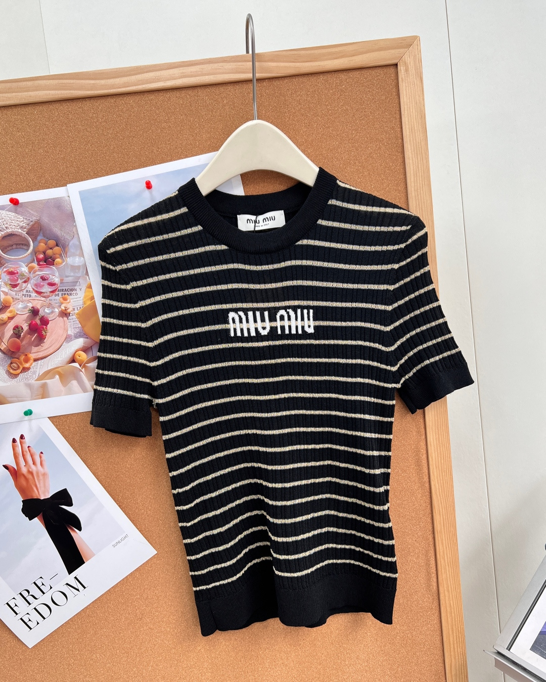 🆕MiuMiu细金丝条纹针织短袖,自带柔光细闪的金丝条纹也太温柔了!奶黄/纯白/经典黑三色全覆盖,轻松适配不同穿搭风格, 🆕MiuMiu细金丝条纹针织短袖,自带柔光细闪的金丝条纹也太温柔了!奶黄/纯白/经典黑三色全覆盖,轻松适配不同穿搭风格,
