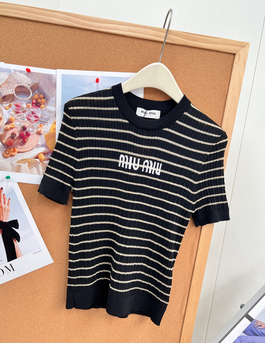 🆕MiuMiu细金丝条纹针织短袖,自带柔光细闪的金丝条纹也太温柔了!奶黄/纯白/经典黑三色全覆盖,轻松适配不同穿搭风格, 🆕MiuMiu细金丝条纹针织短袖,自带柔光细闪的金丝条纹也太温柔了!奶黄/纯白/经典黑三色全覆盖,轻松适配不同穿搭风格,