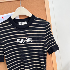 🆕MiuMiu细金丝条纹针织短袖,自带柔光细闪的金丝条纹也太温柔了!奶黄/纯白/经典黑三色全覆盖,轻松适配不同穿搭风格, 🆕MiuMiu细金丝条纹针织短袖,自带柔光细闪的金丝条纹也太温柔了!奶黄/纯白/经典黑三色全覆盖,轻松适配不同穿搭风格,
