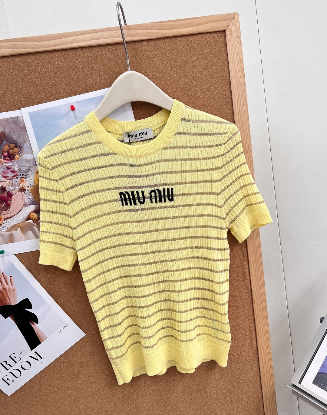 🆕MiuMiu细金丝条纹针织短袖，自带柔光细闪的金丝条纹也太温柔了！奶黄/纯白/经典黑三色全覆盖，轻松适配不同穿搭风格，