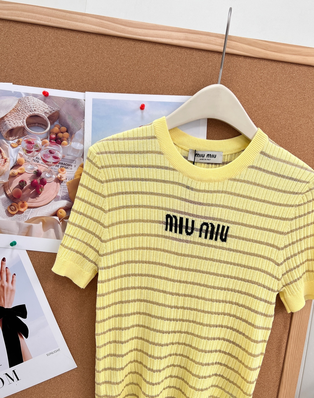 🆕MiuMiu细金丝条纹针织短袖，自带柔光细闪的金丝条纹也太温柔了！奶黄/纯白/经典黑三色全覆盖，轻松适配不同穿搭风格，
