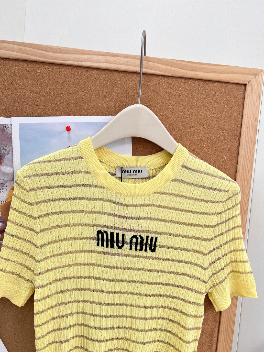 🆕MiuMiu细金丝条纹针织短袖，自带柔光细闪的金丝条纹也太温柔了！奶黄/纯白/经典黑三色全覆盖，轻松适配不同穿搭风格，