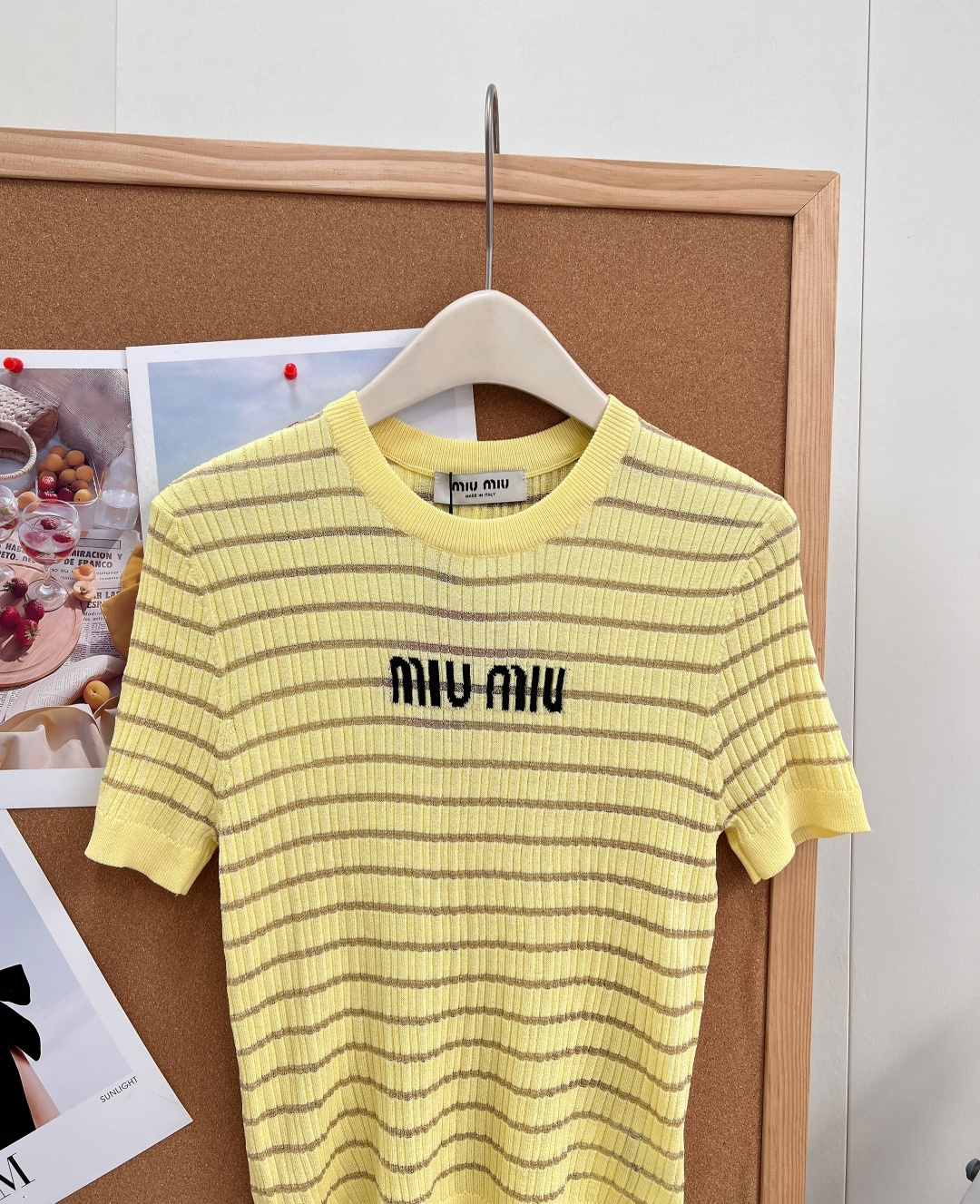 🆕MiuMiu细金丝条纹针织短袖，自带柔光细闪的金丝条纹也太温柔了！奶黄/纯白/经典黑三色全覆盖，轻松适配不同穿搭风格，