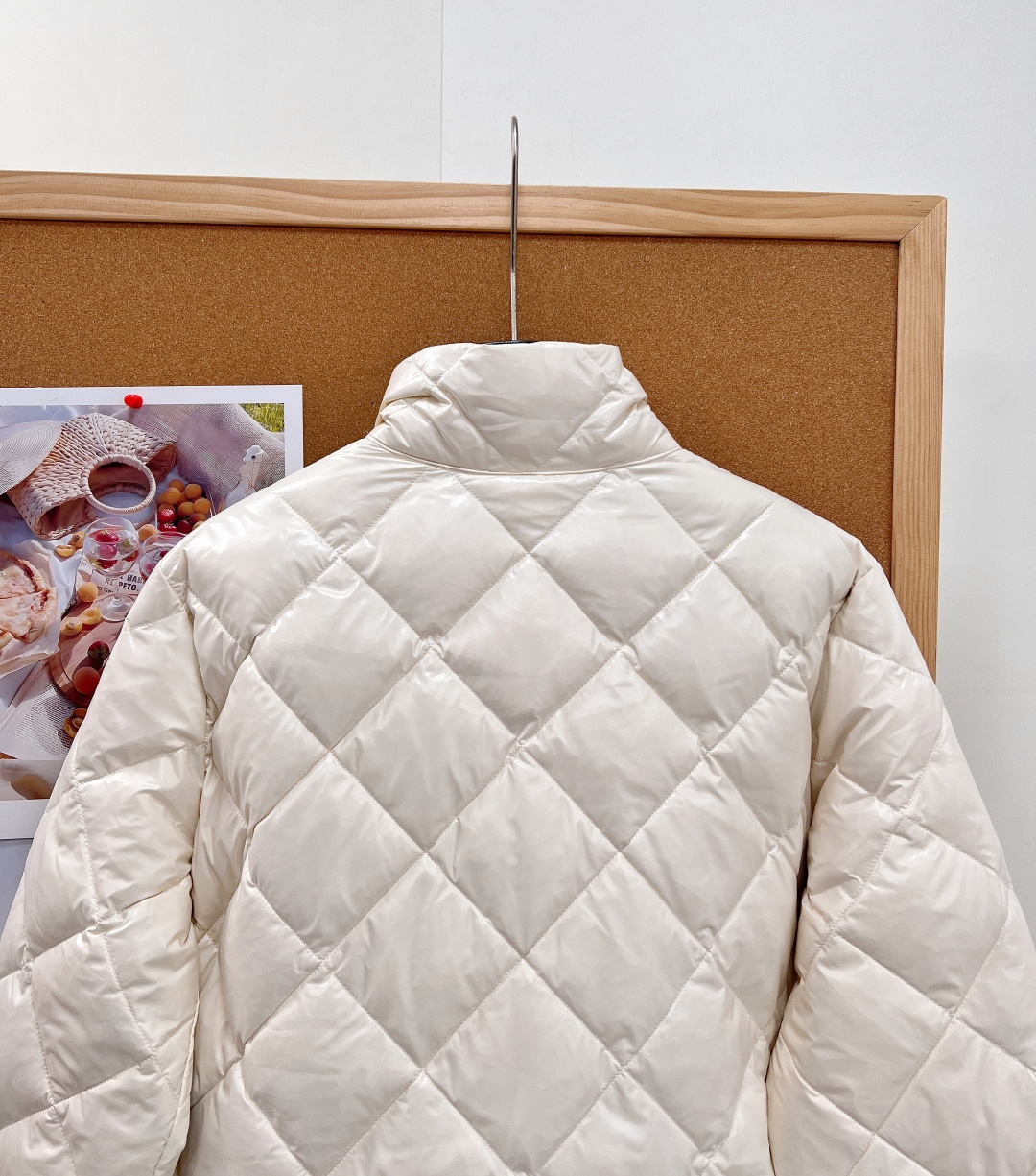🆕Moncler FW26全新秋冬款象牙白羽绒,自带轻熟小香气质,彻底告别厚重臃肿冬装! 通体规整菱形格绗缝工艺,锁绒稳 🆕Moncler FW26全新秋冬款象牙白羽绒,自带轻熟小香气质,彻底告别厚重臃肿冬装! 通体规整菱形格绗缝工艺,锁绒稳