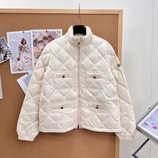 🆕Moncler FW26全新秋冬款象牙白羽绒,自带轻熟小香气质,彻底告别厚重臃肿冬装! 通体规整菱形格绗缝工艺,锁绒稳 🆕Moncler FW26全新秋冬款象牙白羽绒,自带轻熟小香气质,彻底告别厚重臃肿冬装! 通体规整菱形格绗缝工艺,锁绒稳