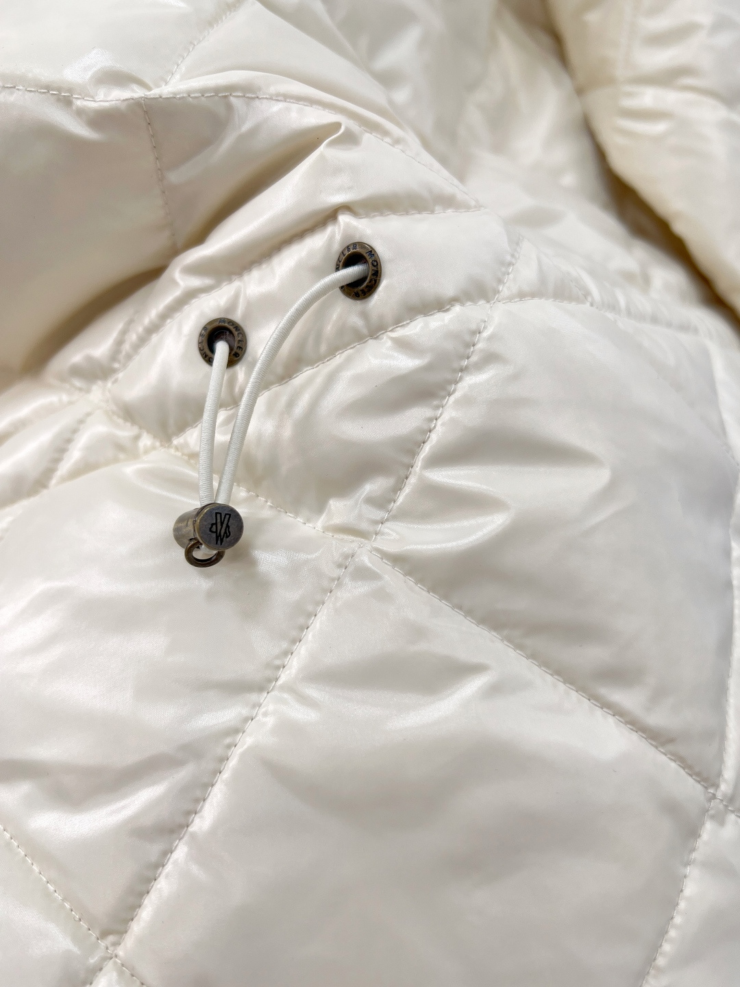 🆕Moncler FW26全新秋冬款象牙白羽绒,自带轻熟小香气质,彻底告别厚重臃肿冬装! 通体规整菱形格绗缝工艺,锁绒稳 🆕Moncler FW26全新秋冬款象牙白羽绒,自带轻熟小香气质,彻底告别厚重臃肿冬装! 通体规整菱形格绗缝工艺,锁绒稳