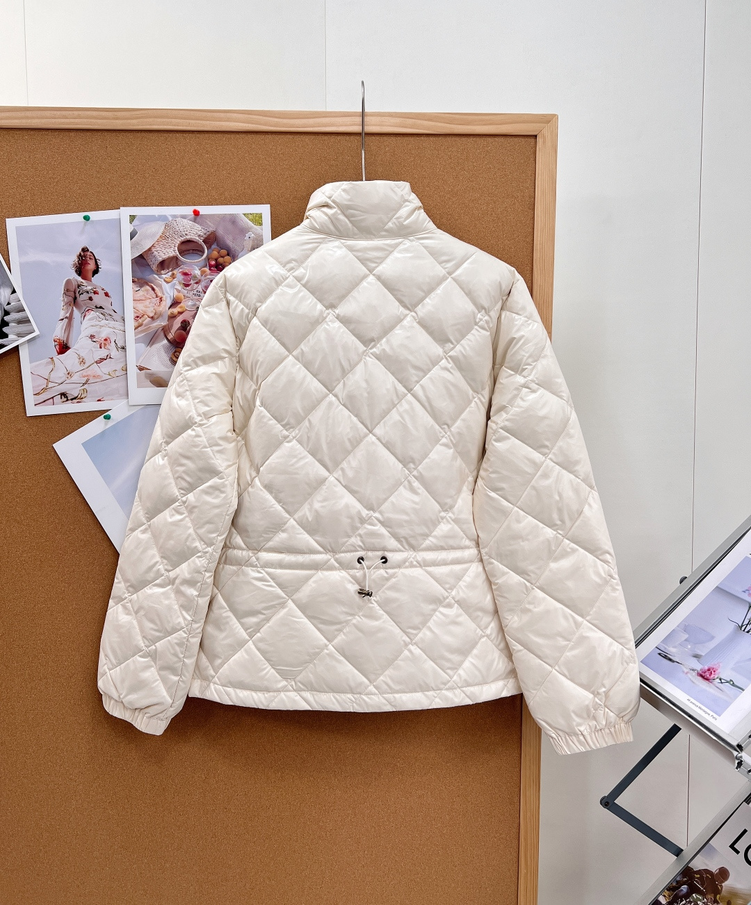 🆕Moncler FW26全新秋冬款象牙白羽绒,自带轻熟小香气质,彻底告别厚重臃肿冬装! 通体规整菱形格绗缝工艺,锁绒稳 🆕Moncler FW26全新秋冬款象牙白羽绒,自带轻熟小香气质,彻底告别厚重臃肿冬装! 通体规整菱形格绗缝工艺,锁绒稳