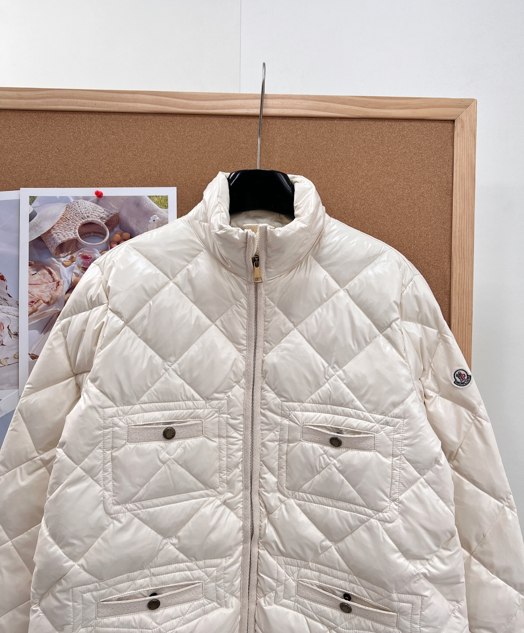 🆕Moncler FW26全新秋冬款象牙白羽绒,自带轻熟小香气质,彻底告别厚重臃肿冬装! 通体规整菱形格绗缝工艺,锁绒稳 🆕Moncler FW26全新秋冬款象牙白羽绒,自带轻熟小香气质,彻底告别厚重臃肿冬装! 通体规整菱形格绗缝工艺,锁绒稳
