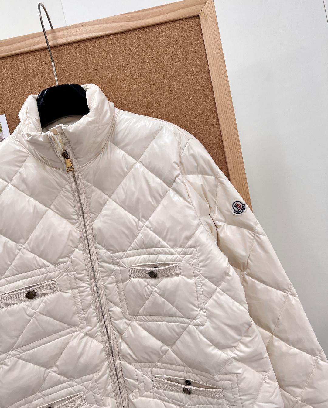 🆕Moncler FW26全新秋冬款象牙白羽绒,自带轻熟小香气质,彻底告别厚重臃肿冬装! 通体规整菱形格绗缝工艺,锁绒稳 🆕Moncler FW26全新秋冬款象牙白羽绒,自带轻熟小香气质,彻底告别厚重臃肿冬装! 通体规整菱形格绗缝工艺,锁绒稳