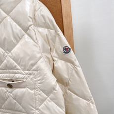 🆕Moncler FW26全新秋冬款象牙白羽绒,自带轻熟小香气质,彻底告别厚重臃肿冬装! 通体规整菱形格绗缝工艺,锁绒稳 🆕Moncler FW26全新秋冬款象牙白羽绒,自带轻熟小香气质,彻底告别厚重臃肿冬装! 通体规整菱形格绗缝工艺,锁绒稳