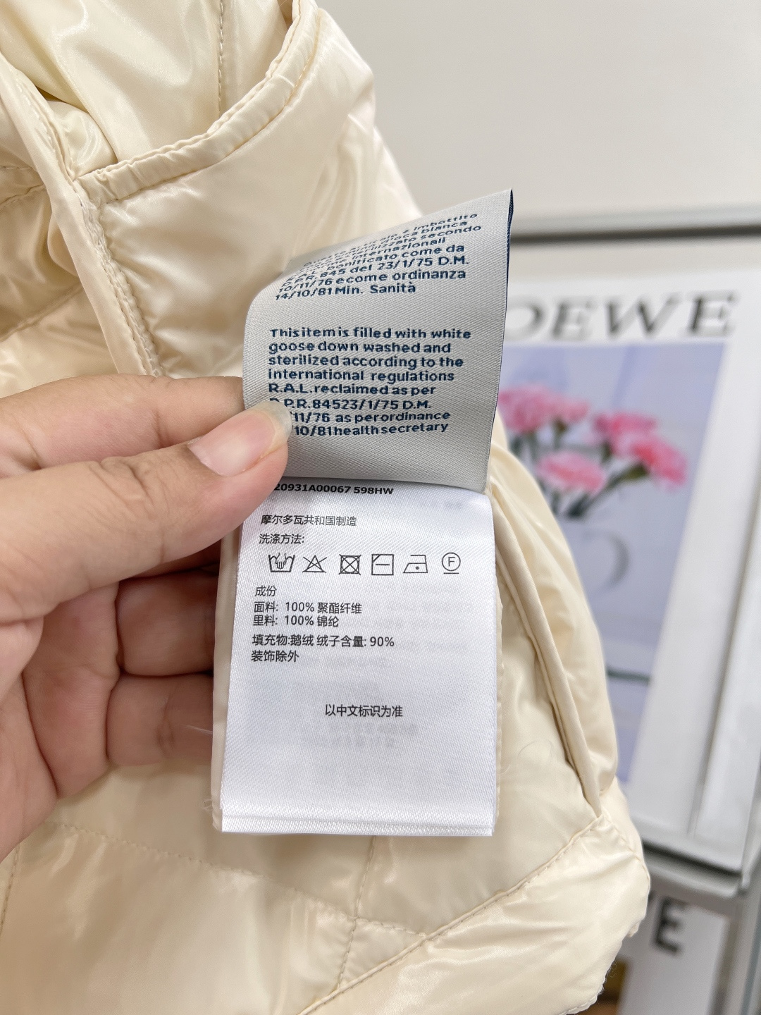 🆕Moncler FW26全新秋冬款象牙白羽绒,自带轻熟小香气质,彻底告别厚重臃肿冬装! 通体规整菱形格绗缝工艺,锁绒稳 🆕Moncler FW26全新秋冬款象牙白羽绒,自带轻熟小香气质,彻底告别厚重臃肿冬装! 通体规整菱形格绗缝工艺,锁绒稳