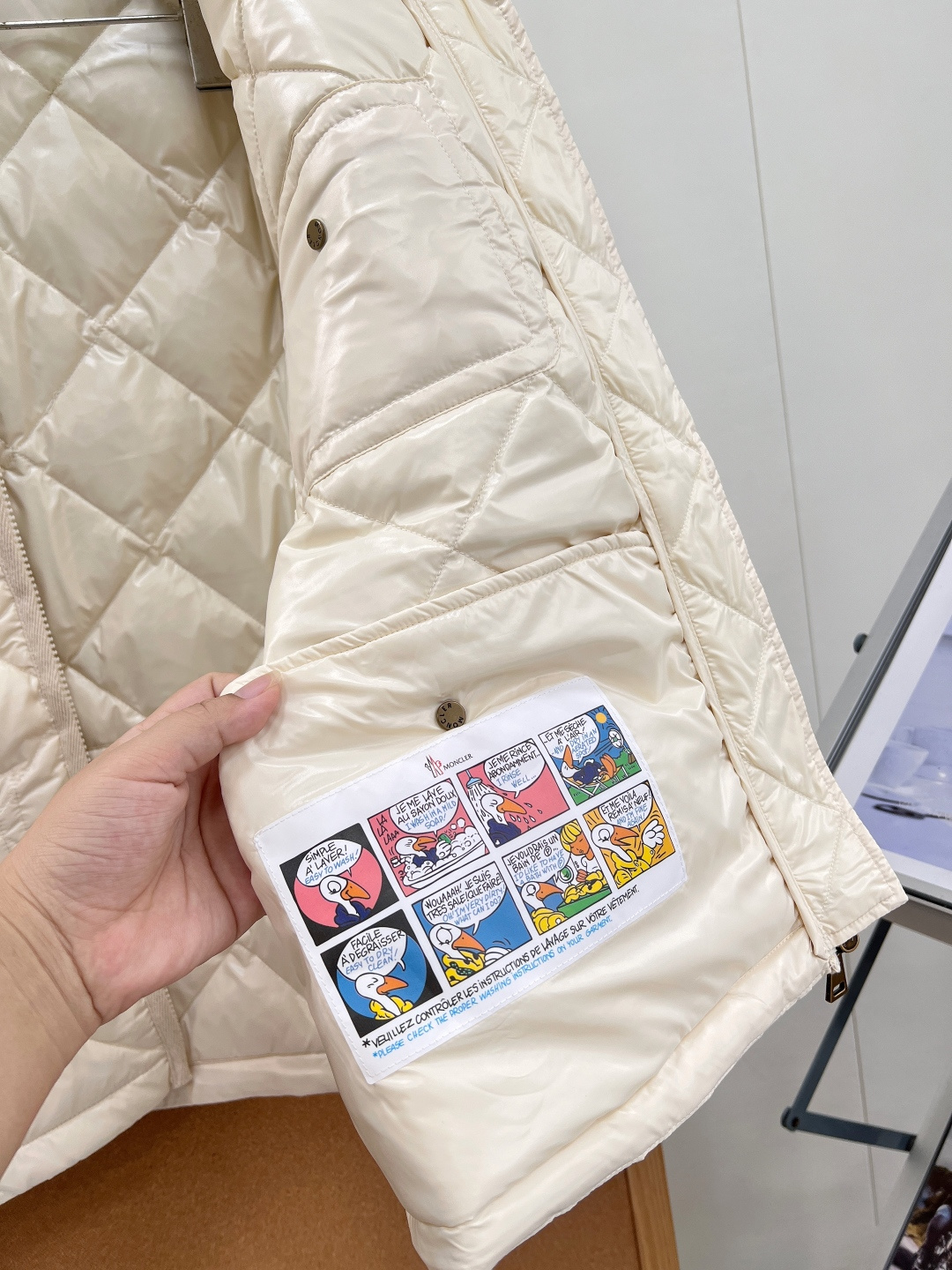 🆕Moncler FW26全新秋冬款象牙白羽绒,自带轻熟小香气质,彻底告别厚重臃肿冬装! 通体规整菱形格绗缝工艺,锁绒稳 🆕Moncler FW26全新秋冬款象牙白羽绒,自带轻熟小香气质,彻底告别厚重臃肿冬装! 通体规整菱形格绗缝工艺,锁绒稳