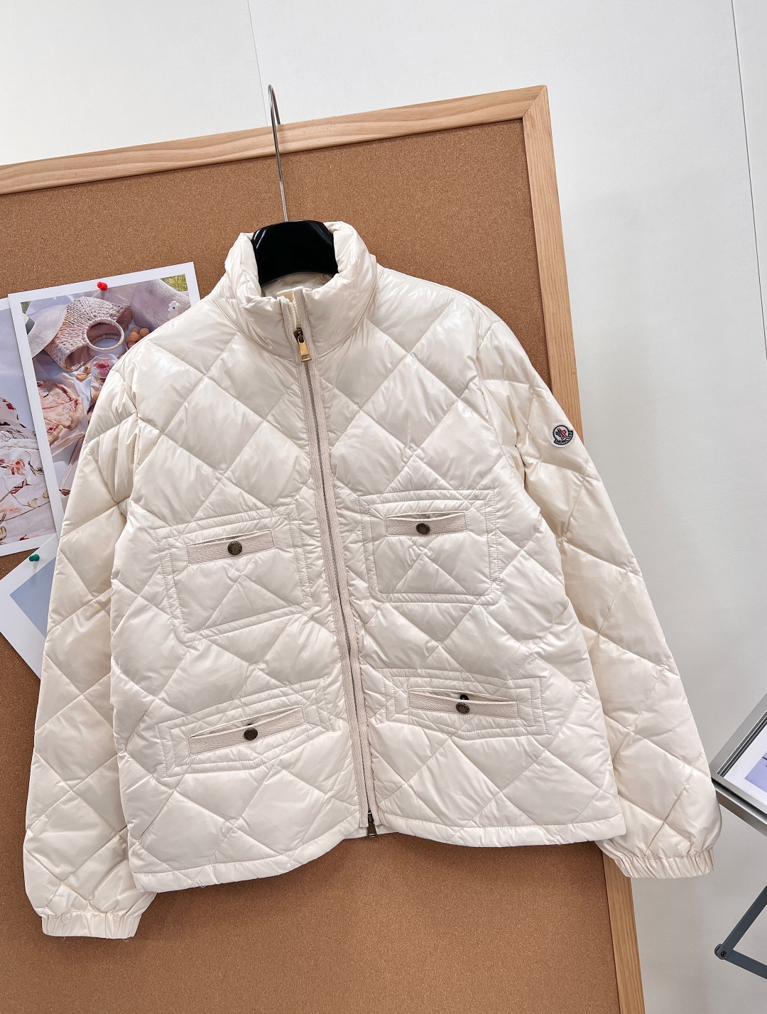 🆕Moncler FW26全新秋冬款象牙白羽绒,自带轻熟小香气质,彻底告别厚重臃肿冬装! 通体规整菱形格绗缝工艺,锁绒稳 🆕Moncler FW26全新秋冬款象牙白羽绒,自带轻熟小香气质,彻底告别厚重臃肿冬装! 通体规整菱形格绗缝工艺,锁绒稳