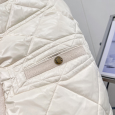 🆕Moncler FW26全新秋冬款象牙白羽绒,自带轻熟小香气质,彻底告别厚重臃肿冬装! 通体规整菱形格绗缝工艺,锁绒稳 🆕Moncler FW26全新秋冬款象牙白羽绒,自带轻熟小香气质,彻底告别厚重臃肿冬装! 通体规整菱形格绗缝工艺,锁绒稳