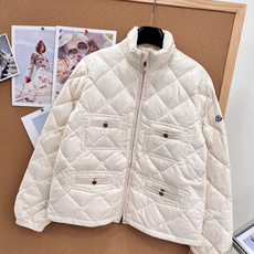 🆕Moncler FW26全新秋冬款象牙白羽绒,自带轻熟小香气质,彻底告别厚重臃肿冬装! 通体规整菱形格绗缝工艺,锁绒稳 🆕Moncler FW26全新秋冬款象牙白羽绒,自带轻熟小香气质,彻底告别厚重臃肿冬装! 通体规整菱形格绗缝工艺,锁绒稳