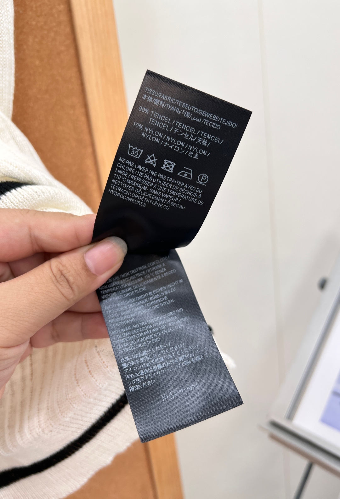 🆕YSL新款胸针撞色Polo针织背心,自带高级清冷感的无袖针织马甲,黑白经典双色闭眼入,通勤休闲万能内搭! 通体竖坑条透 🆕YSL新款胸针撞色Polo针织背心,自带高级清冷感的无袖针织马甲,黑白经典双色闭眼入,通勤休闲万能内搭! 通体竖坑条透