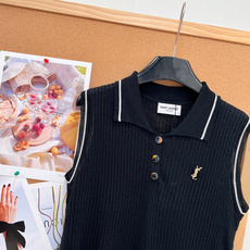 🆕YSL新款胸针撞色Polo针织背心,自带高级清冷感的无袖针织马甲,黑白经典双色闭眼入,通勤休闲万能内搭! 通体竖坑条透 🆕YSL新款胸针撞色Polo针织背心,自带高级清冷感的无袖针织马甲,黑白经典双色闭眼入,通勤休闲万能内搭! 通体竖坑条透