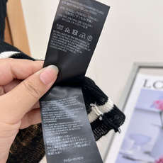 🆕YSL新款胸针撞色Polo针织背心,自带高级清冷感的无袖针织马甲,黑白经典双色闭眼入,通勤休闲万能内搭! 通体竖坑条透 🆕YSL新款胸针撞色Polo针织背心,自带高级清冷感的无袖针织马甲,黑白经典双色闭眼入,通勤休闲万能内搭! 通体竖坑条透
