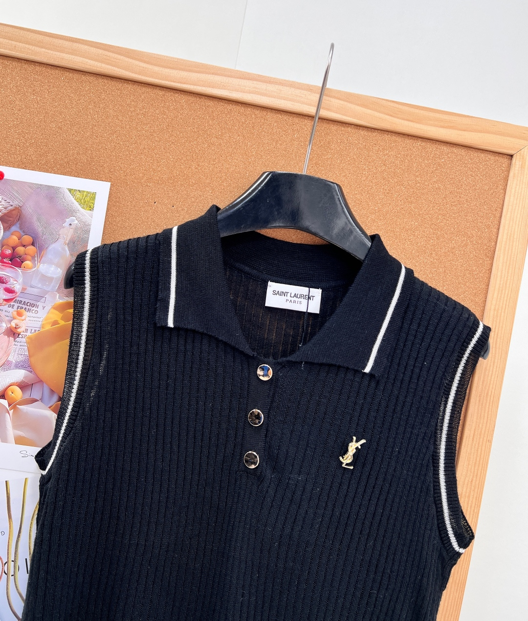 🆕YSL新款胸针撞色Polo针织背心,自带高级清冷感的无袖针织马甲,黑白经典双色闭眼入,通勤休闲万能内搭! 通体竖坑条透 🆕YSL新款胸针撞色Polo针织背心,自带高级清冷感的无袖针织马甲,黑白经典双色闭眼入,通勤休闲万能内搭! 通体竖坑条透