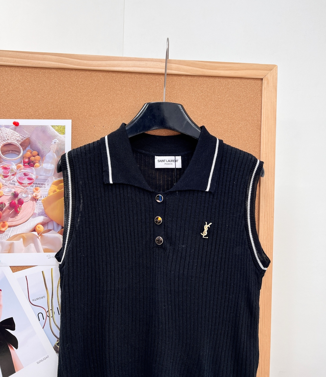 🆕YSL新款胸针撞色Polo针织背心,自带高级清冷感的无袖针织马甲,黑白经典双色闭眼入,通勤休闲万能内搭! 通体竖坑条透 🆕YSL新款胸针撞色Polo针织背心,自带高级清冷感的无袖针织马甲,黑白经典双色闭眼入,通勤休闲万能内搭! 通体竖坑条透