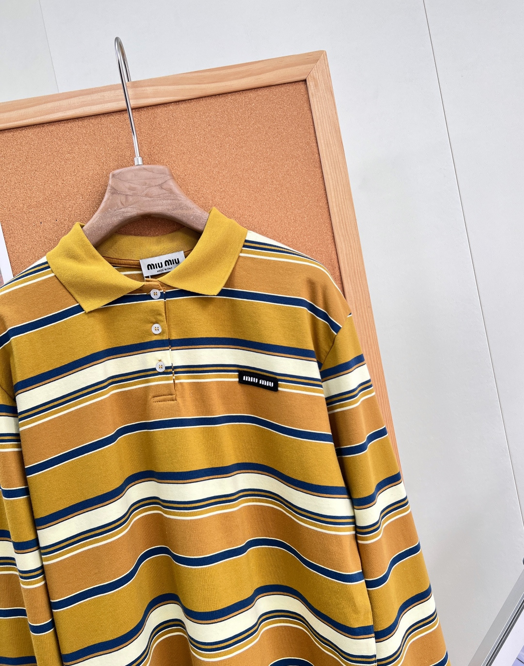 🆕 MIU MIU 撞色条纹字母徽标POLO领长袖 火得一塌糊涂的miu polo,怎么都好搭。什么神仙配色啊!复古感十 🆕 MIU MIU 撞色条纹字母徽标POLO领长袖 火得一塌糊涂的miu polo,怎么都好搭。什么神仙配色啊!复古感十