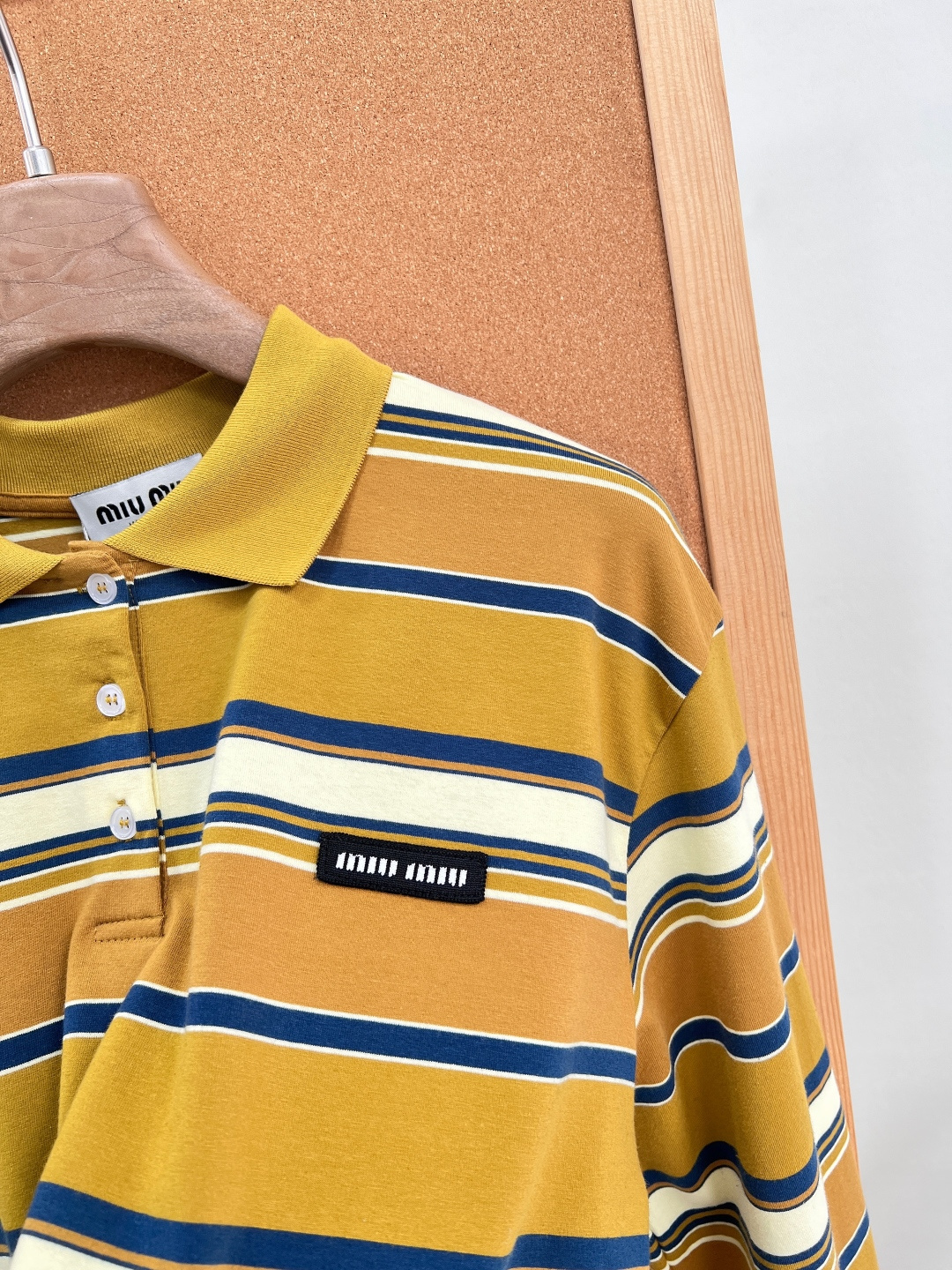 🆕 MIU MIU 撞色条纹字母徽标POLO领长袖 火得一塌糊涂的miu polo,怎么都好搭。什么神仙配色啊!复古感十 🆕 MIU MIU 撞色条纹字母徽标POLO领长袖 火得一塌糊涂的miu polo,怎么都好搭。什么神仙配色啊!复古感十