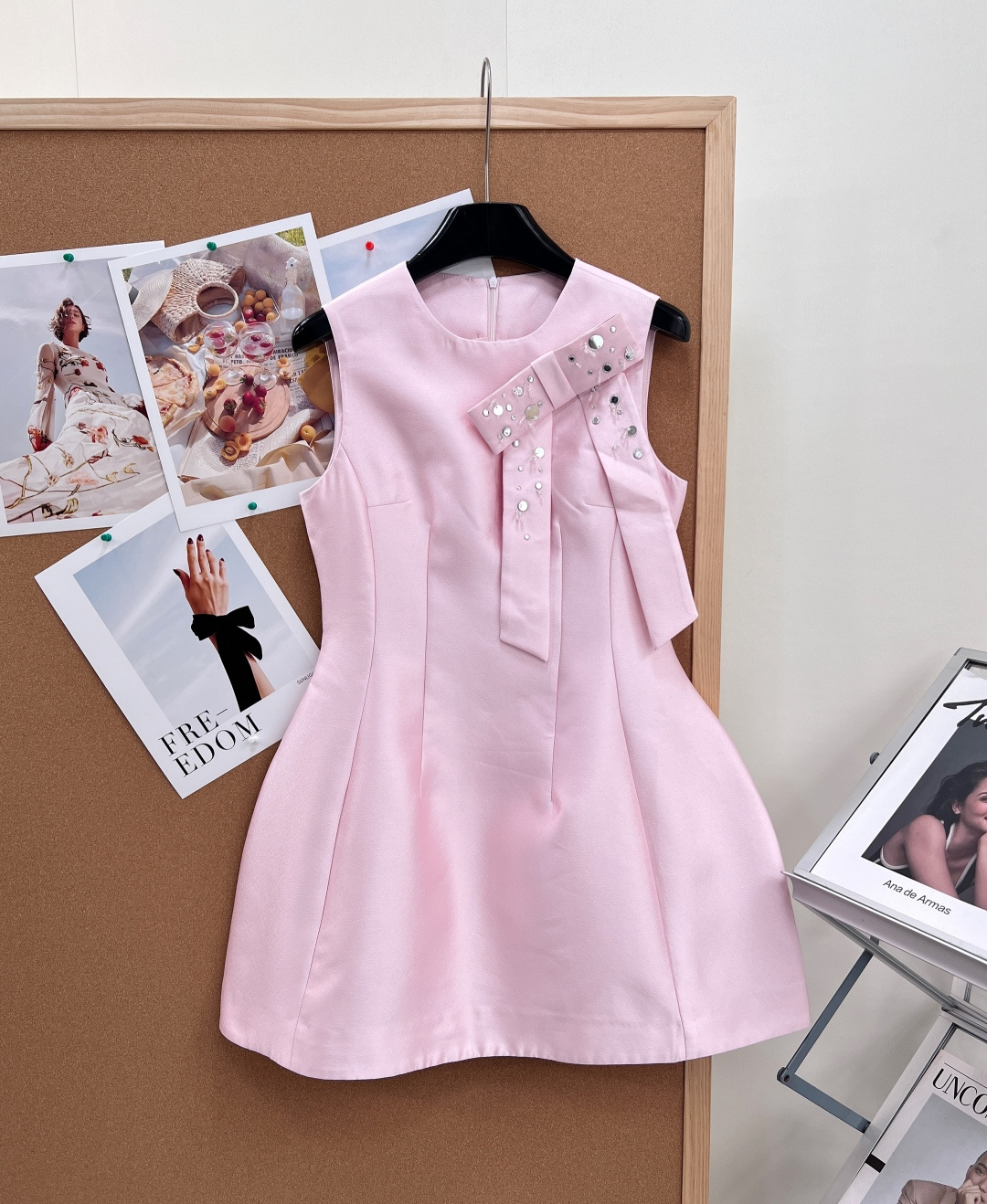 🆕Aivei新款三色缎面钉珠连衣裙,美到失语,本年度少女感天花板无袖短裙上新!粉/浅蓝/黑三色全覆盖,温柔、清透、冷艳风 🆕Aivei新款三色缎面钉珠连衣裙,美到失语,本年度少女感天花板无袖短裙上新!粉/浅蓝/黑三色全覆盖,温柔、清透、冷艳风