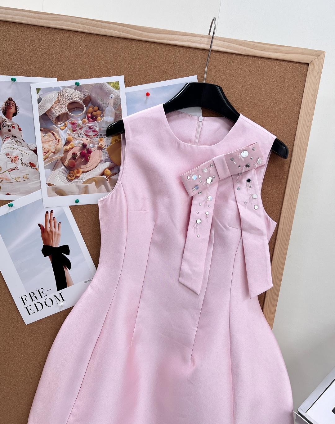 🆕Aivei新款三色缎面钉珠连衣裙，美到失语，本年度少女感天花板无袖短裙上新！粉/浅蓝/黑三色全覆盖，温柔、清透、冷艳风